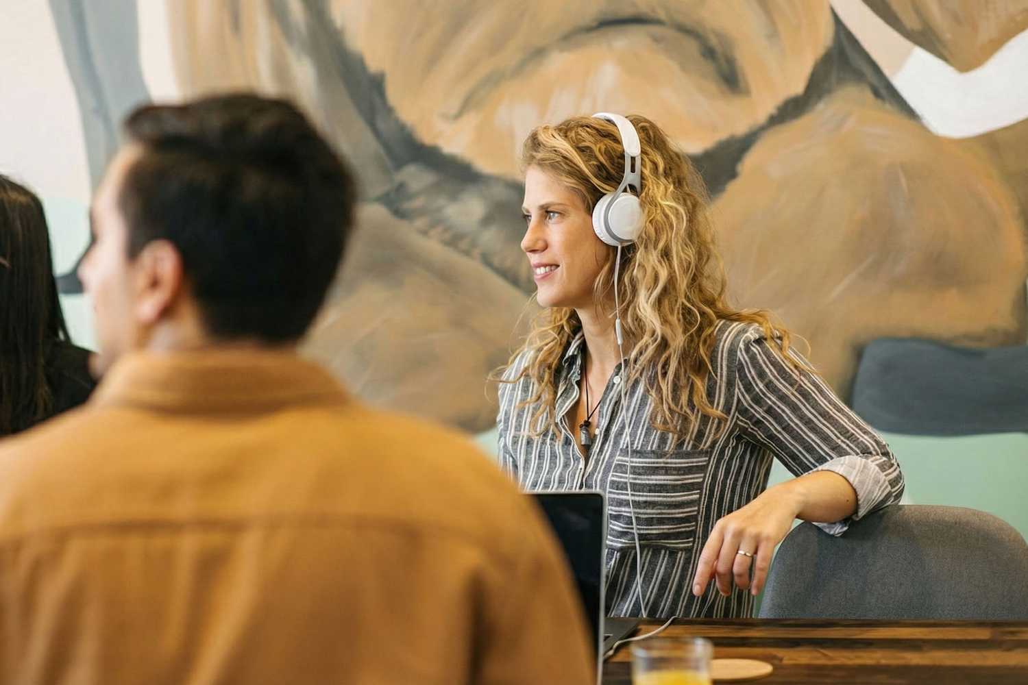 Almanca B2 dinleme çalışmaları – podcast ve tartışma programlarını anlama